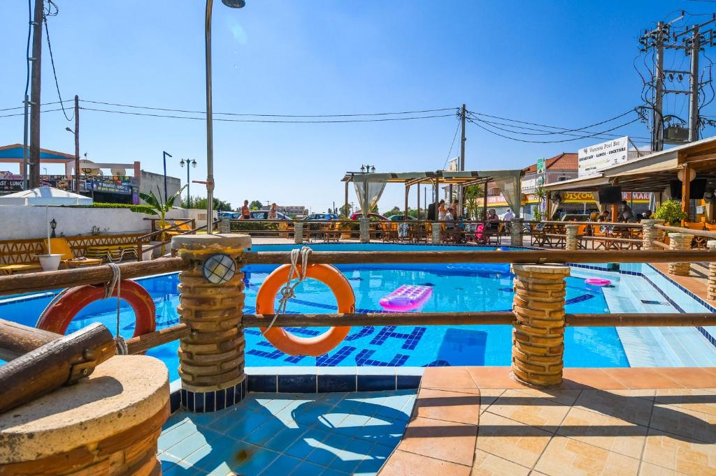 Bazén v ubytování Vanessa Hotel nebo v jeho okolí