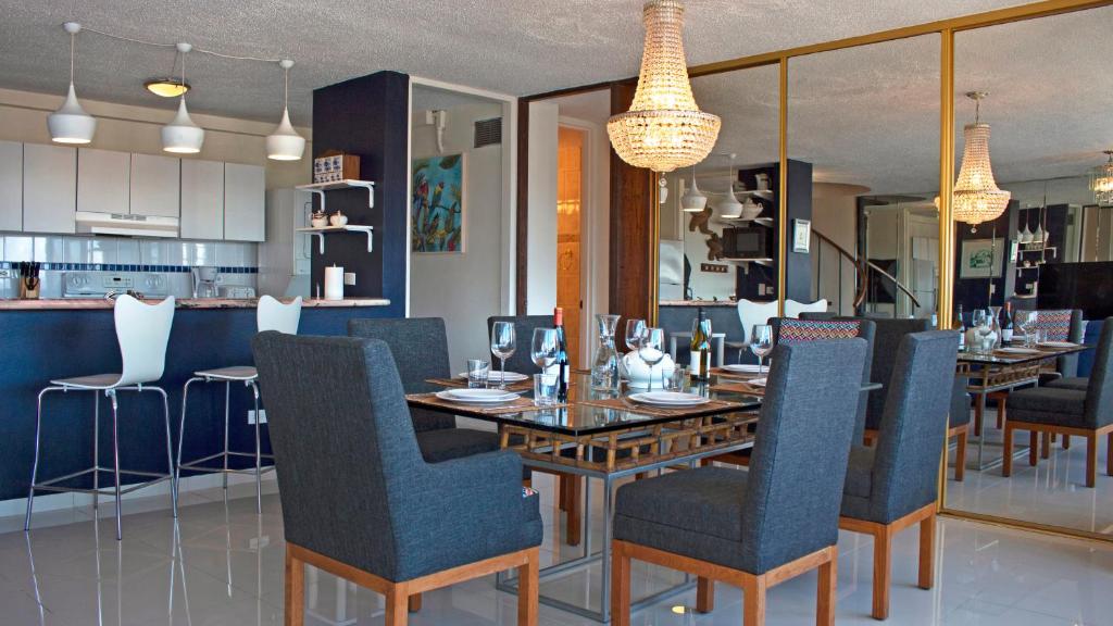 - une salle à manger avec une table et des chaises dans l'établissement Top of La Mancha, à San Juan
