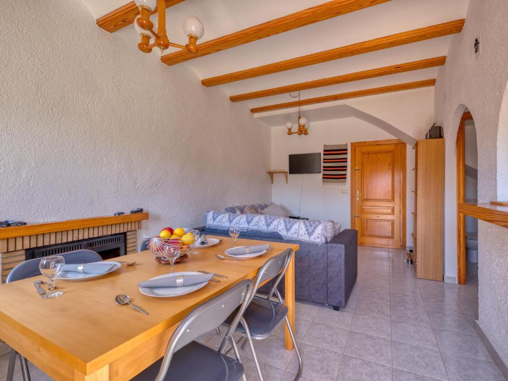 uma sala de estar com uma mesa de madeira e um sofá em Holiday Home Campo Olivar by Interhome em Els Poblets