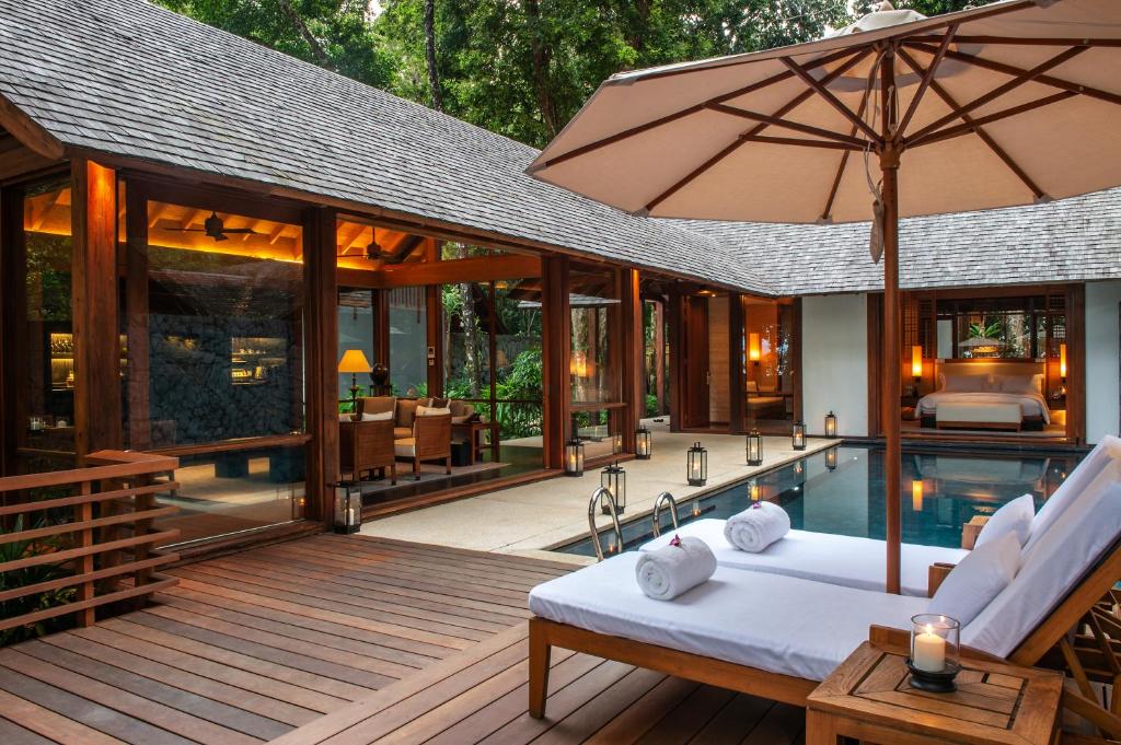 Der Swimmingpool an oder in der Nähe von The Datai Langkawi