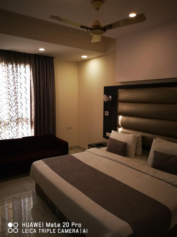 Postel nebo postele na pokoji v ubytování Hotel PK Residency