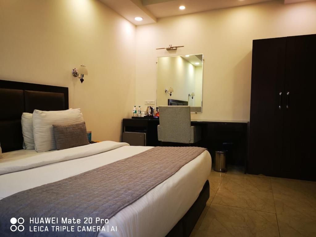 Postel nebo postele na pokoji v ubytování Hotel PK Residency