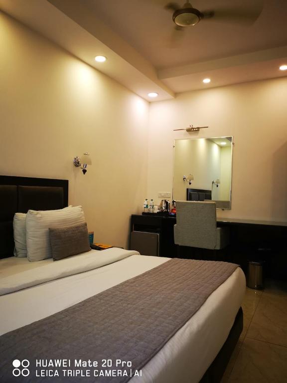Postel nebo postele na pokoji v ubytování Hotel PK Residency