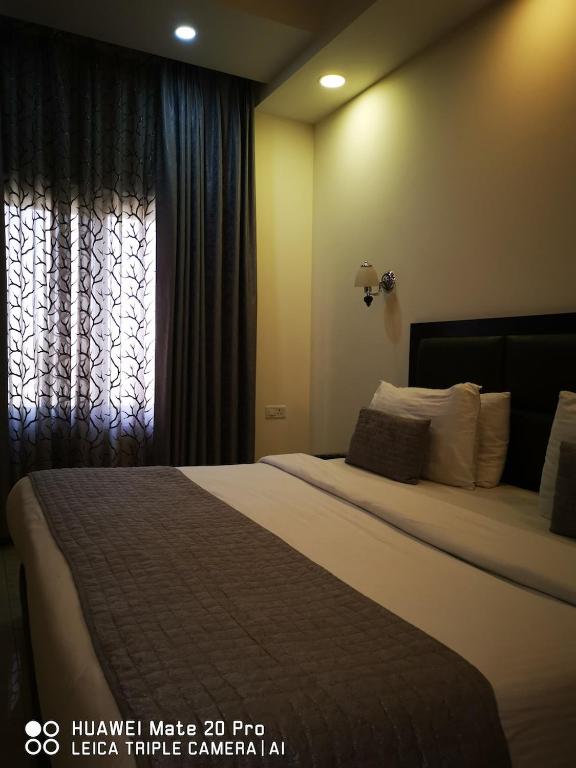Postel nebo postele na pokoji v ubytování Hotel PK Residency