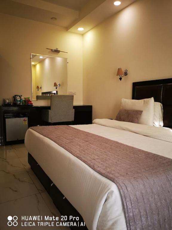 Postel nebo postele na pokoji v ubytování Hotel PK Residency