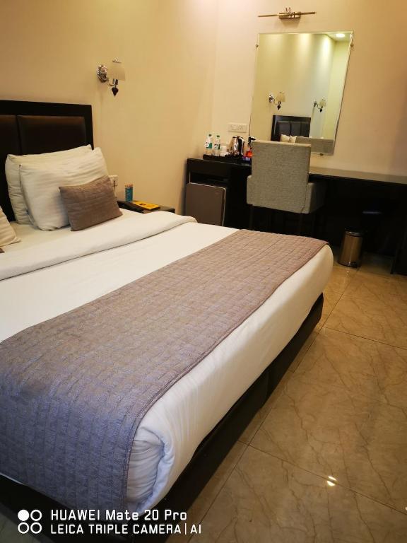 Postel nebo postele na pokoji v ubytování Hotel PK Residency