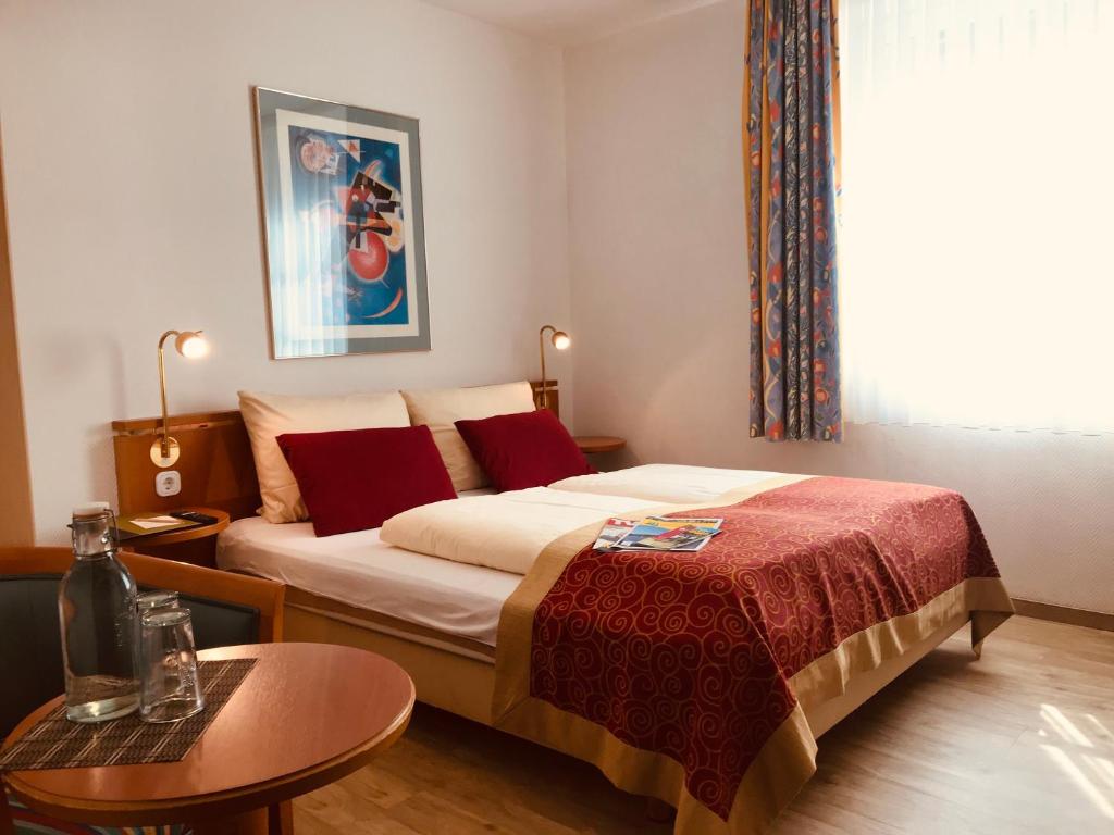 Postel nebo postele na pokoji v ubytování Hotel Alt Montjoie