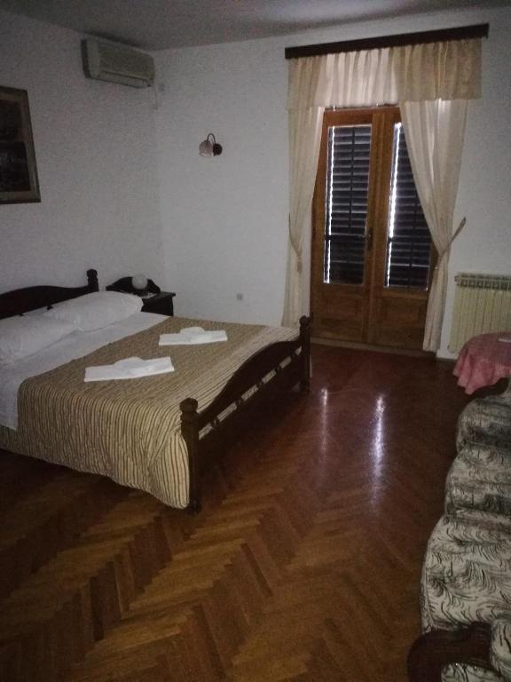 Een bed of bedden in een kamer bij Villa Kukuljica