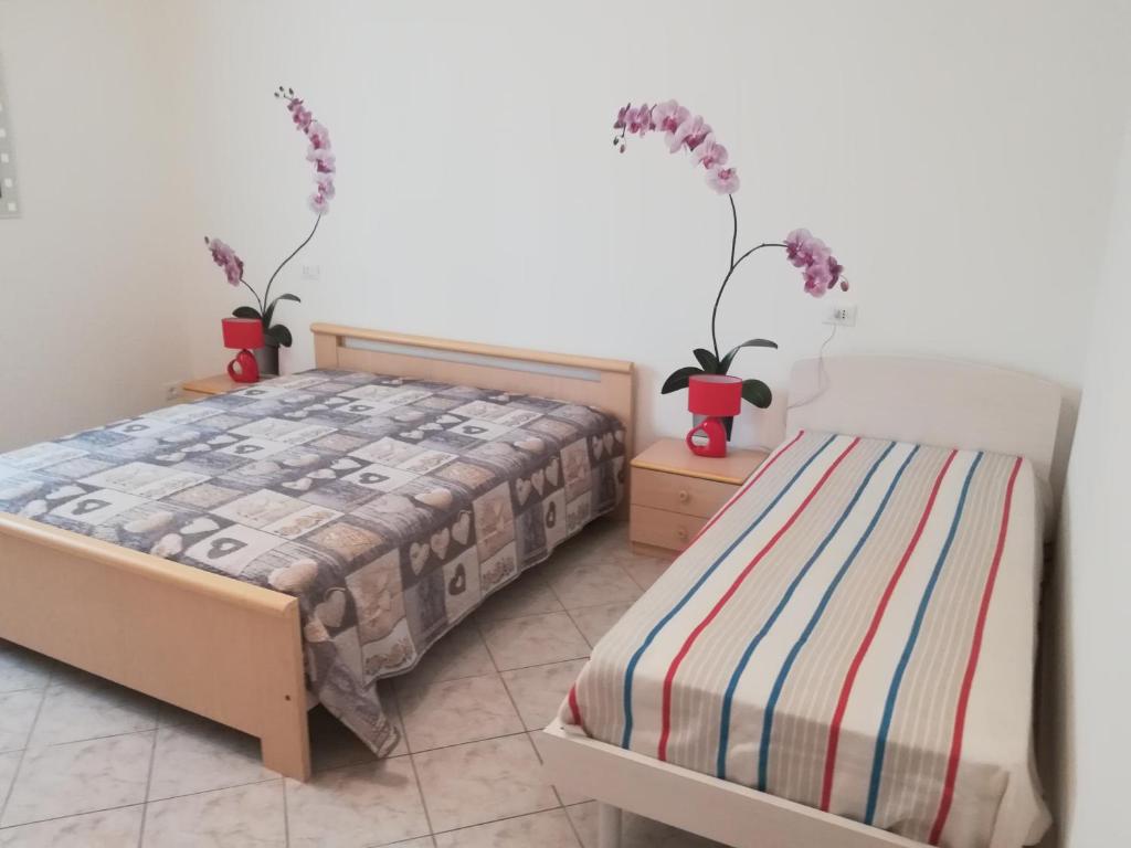 Posteľ alebo postele v izbe v ubytovaní AGLI OLEANDRI appartamento in villa con con parcheggio