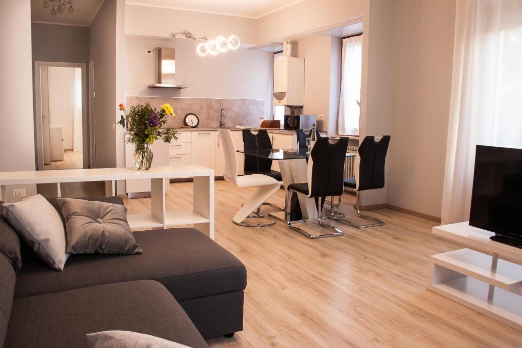 un soggiorno con divano e una sala da pranzo di LG apartment a Stresa