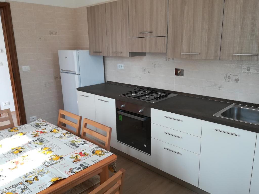 Kuchyňa alebo kuchynka v ubytovaní AGLI OLEANDRI appartamento in villa con con parcheggio