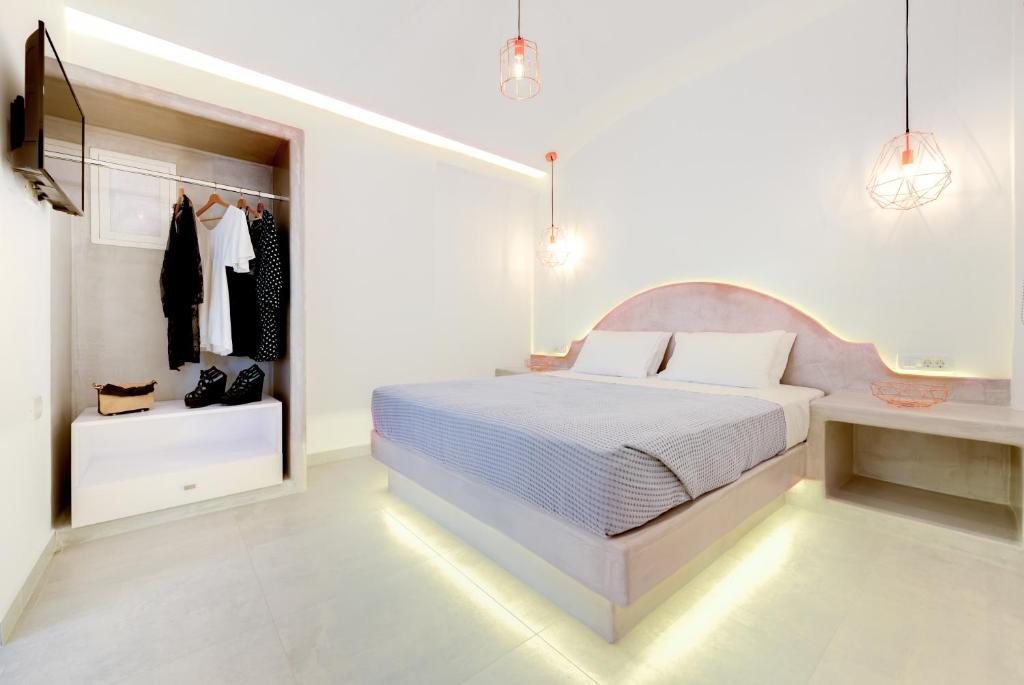 Postel nebo postele na pokoji v ubytování Emerald Collection Suites