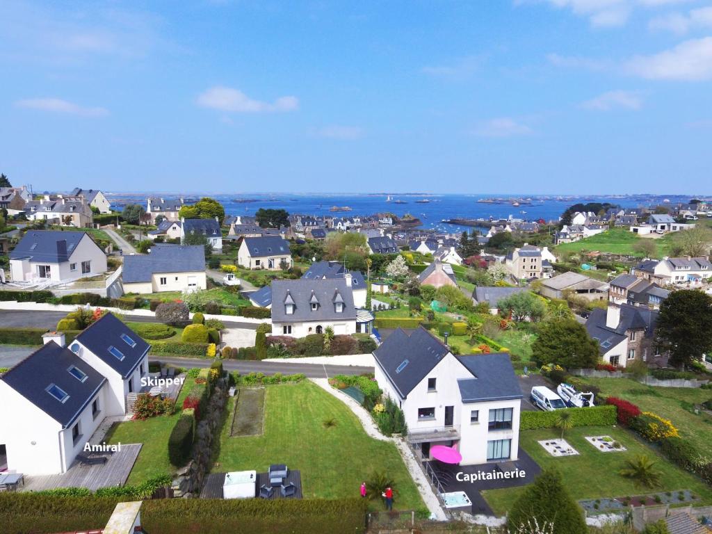 - une vue aérienne sur un quartier résidentiel avec des maisons dans l'établissement Suites Marines, à Ploubazlanec