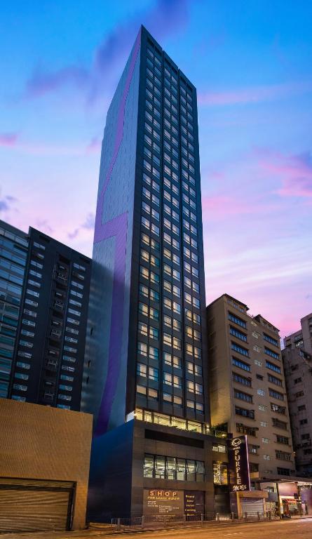 um edifício alto com uma pintura ao lado em Hotel Purple Hong Kong em Hong Kong