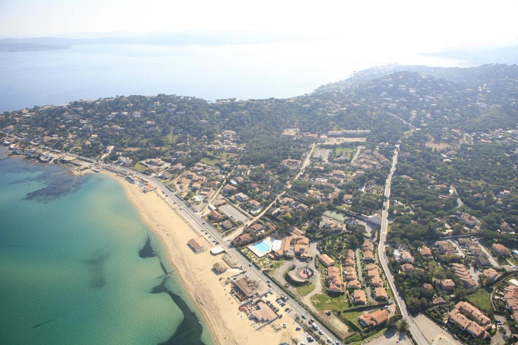 een luchtzicht op een strand en de oceaan bij VVF Golfe de Saint-Tropez in Sainte-Maxime