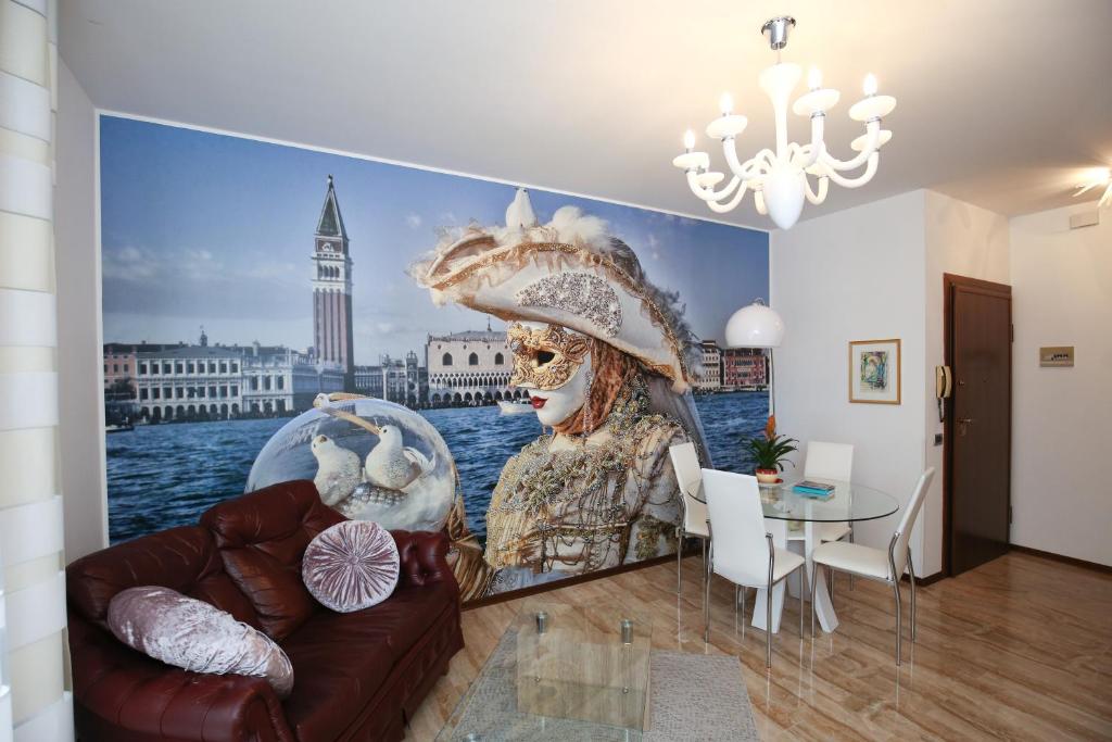 a living room with a large painting of a clown at Appartamento Martina C. in Marghera