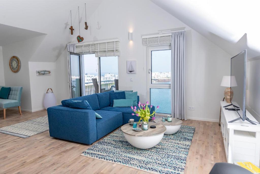 奧本尼茲的住宿－Sehliebe，客厅配有蓝色的沙发和电视