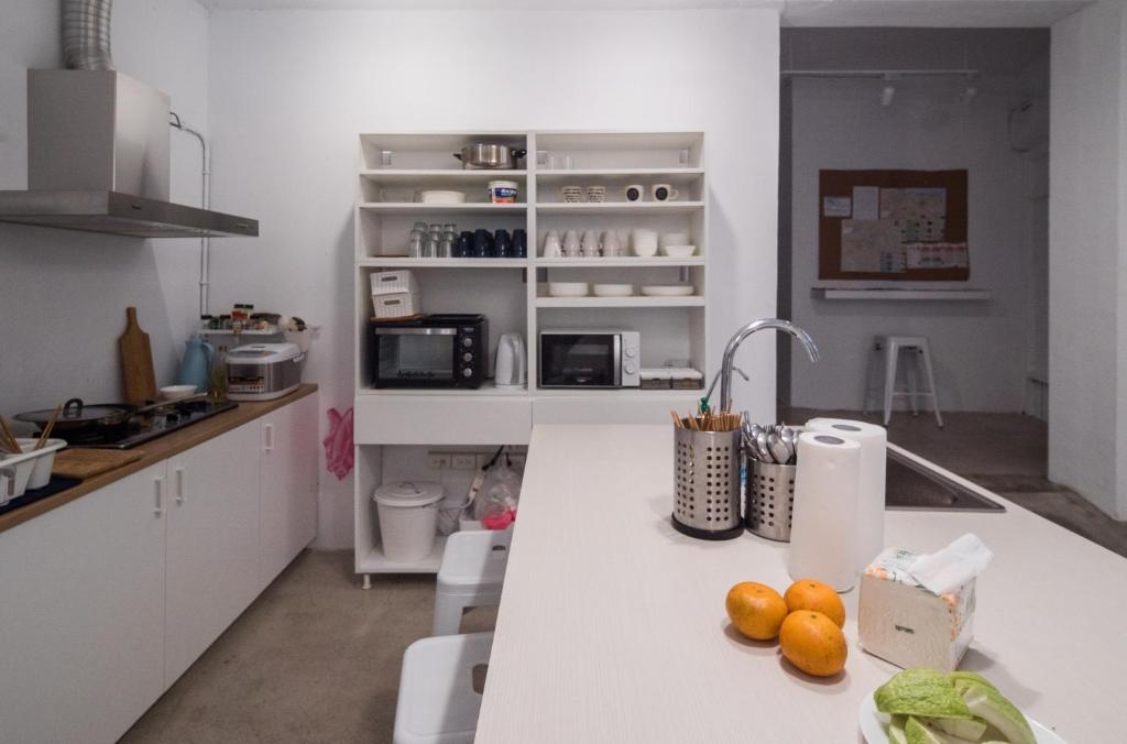 Kuchyň nebo kuchyňský kout v ubytování Ruifang Yi Hostel