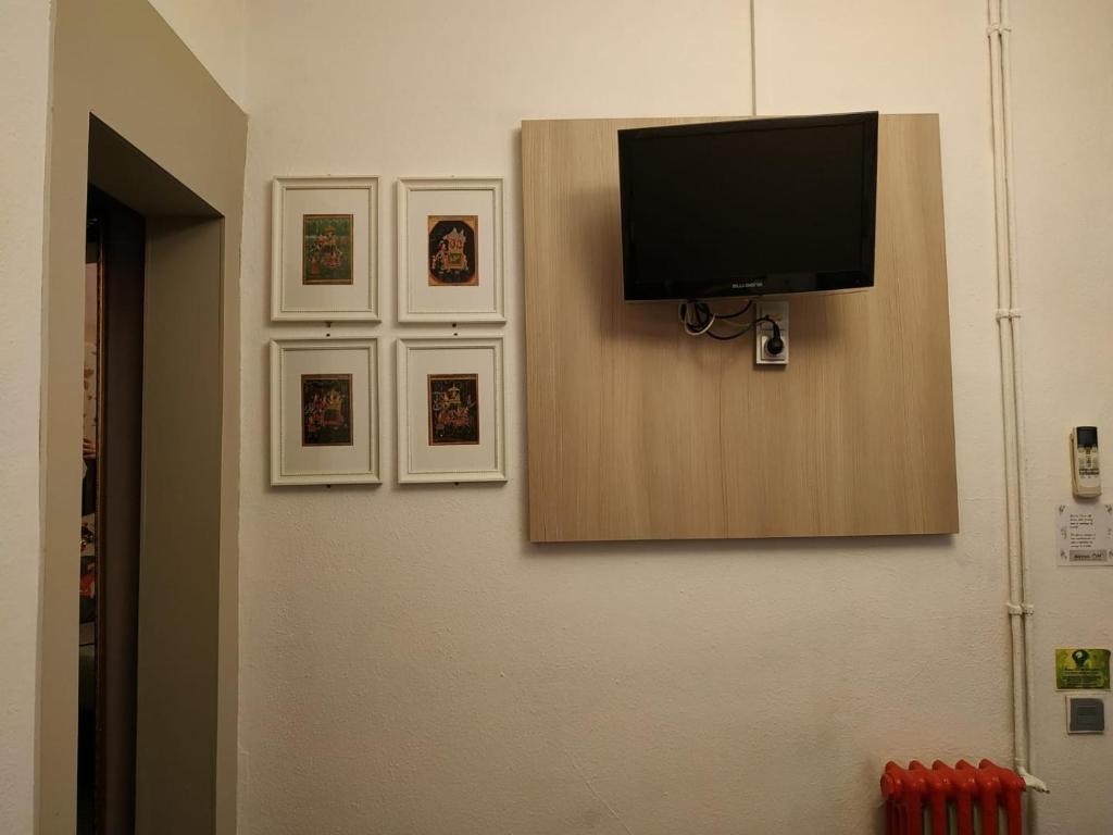 Televízia a/alebo spoločenská miestnosť v ubytovaní Hotel Ginebra