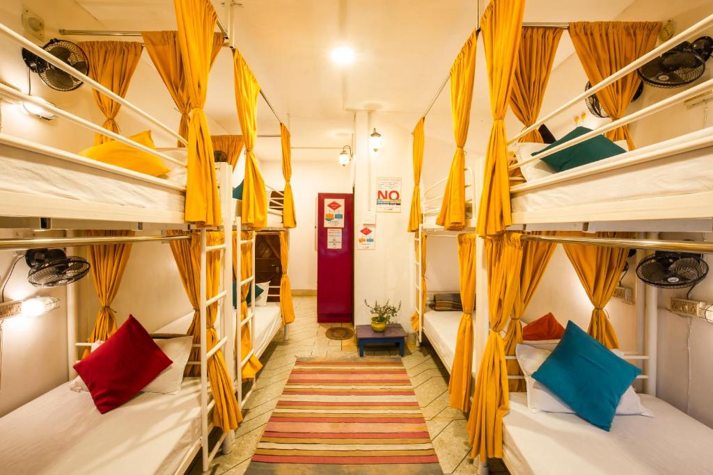 Postel nebo postele na pokoji v ubytování goSTOPS Lite Varanasi