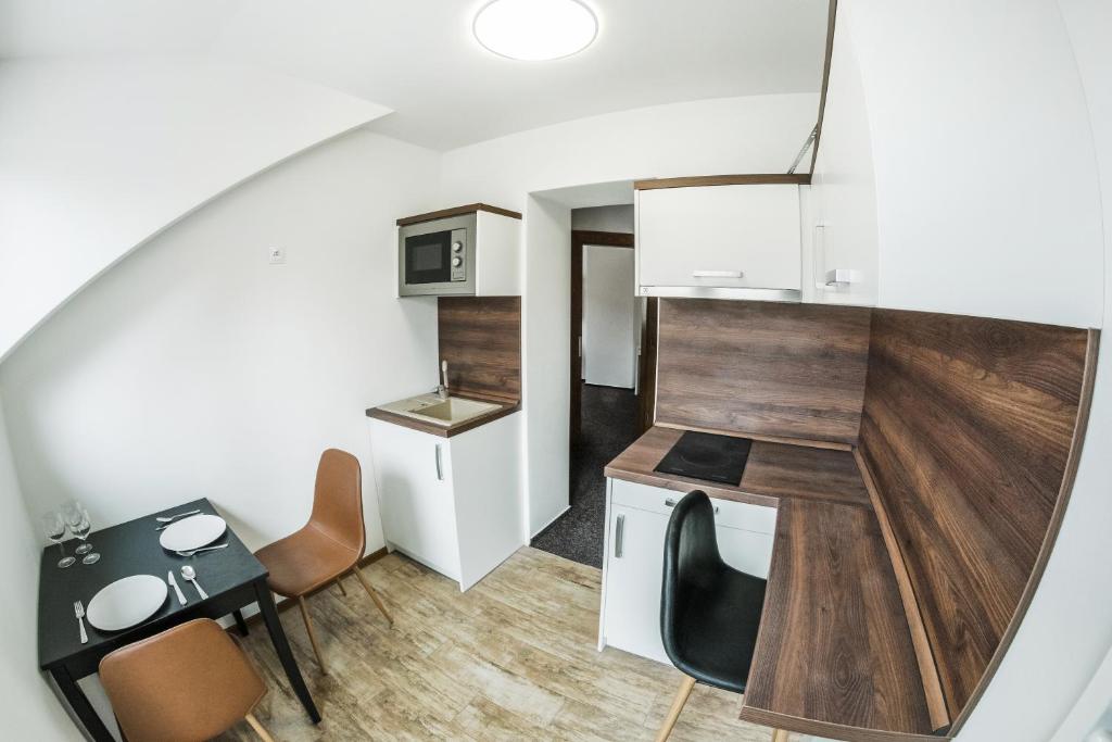 Kuchyň nebo kuchyňský kout v ubytování VILLA CENTRUM APARTMÁNY s RAŇAJKAMI A SAUNOU