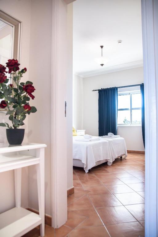 a bedroom with a bed in a room with a window at Colina Verde Resort in Moncarapacho