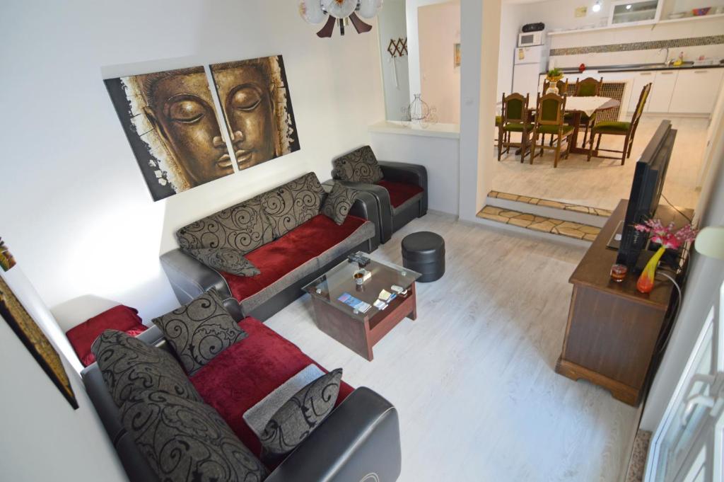 Lilikoi Apartment في موستار: منظر علوي لغرفة معيشة بها أريكة حمراء