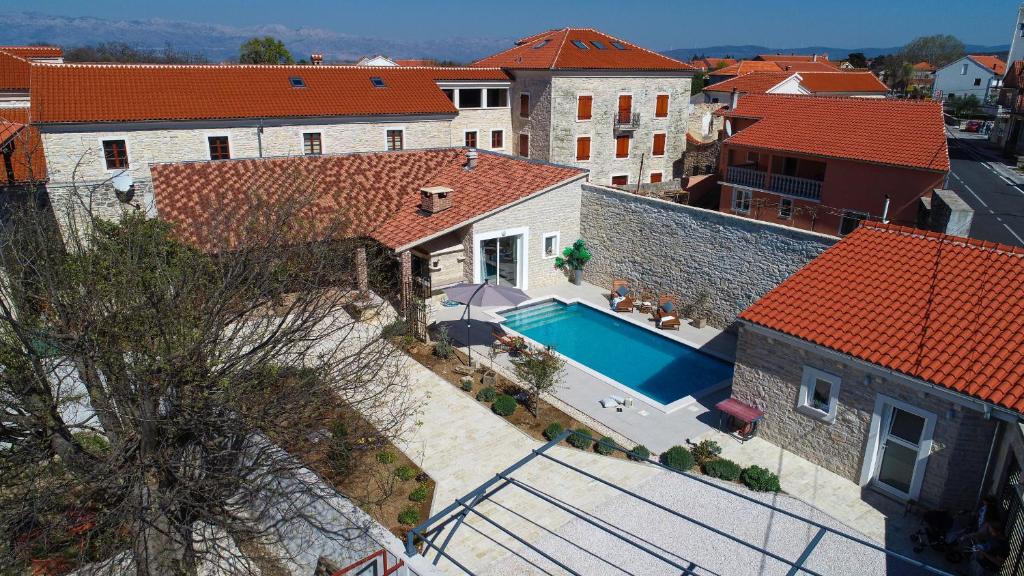 Bazén v ubytování Villa Granar ZadarVillas nebo v jeho okolí