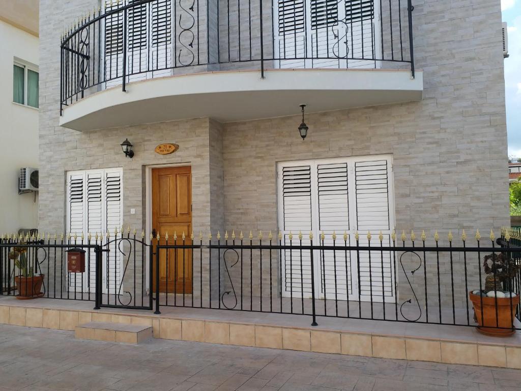 Casa con balcón y valla en Villa in Universal, en Pafos