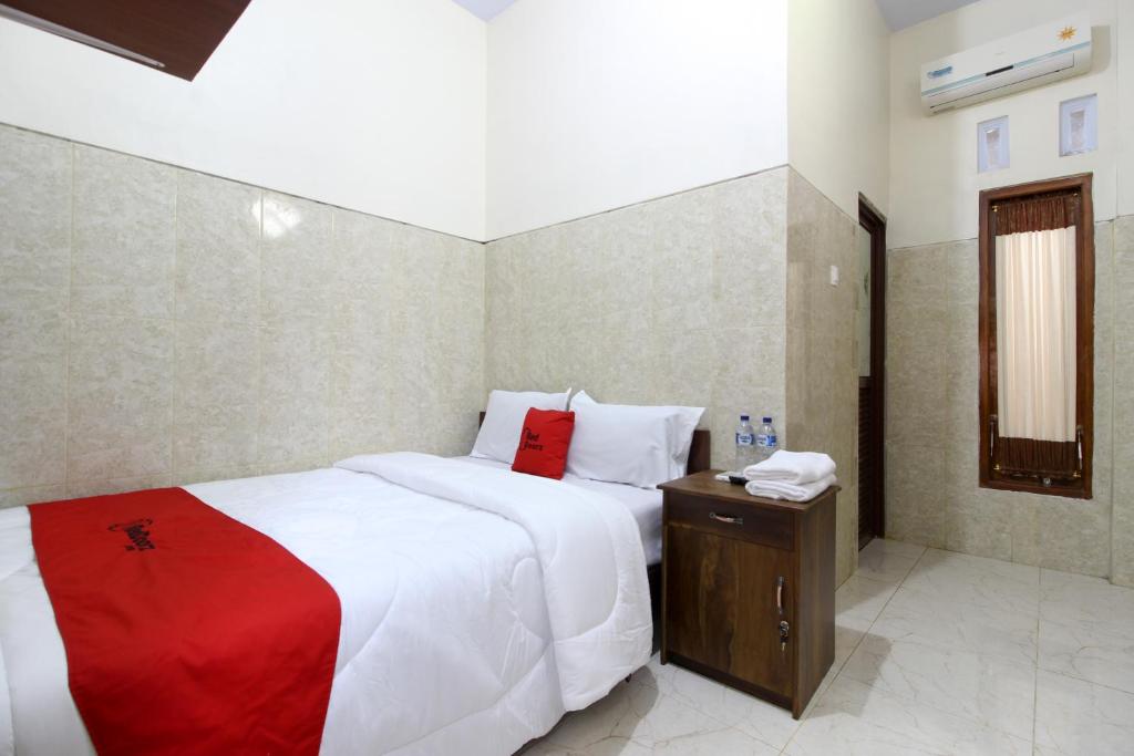 Кровать или кровати в номере RedDoorz near Museum Gunung Merapi