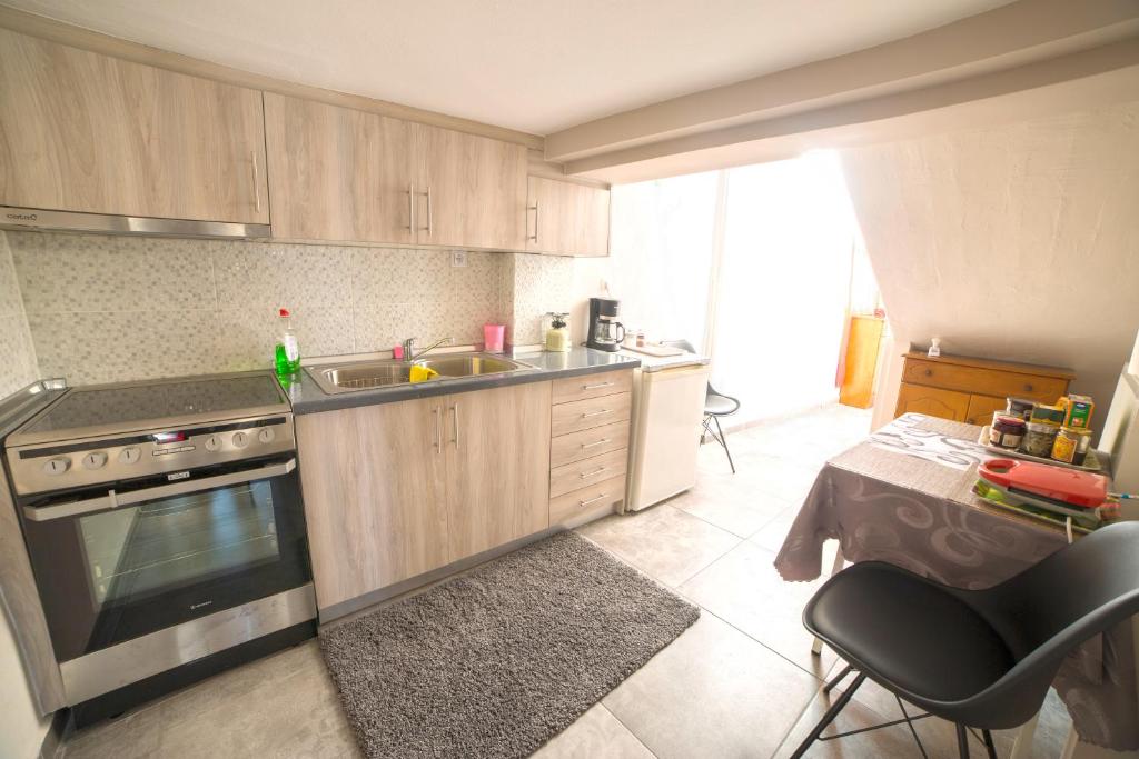 A kitchen or kitchenette at Studio Santa Monica