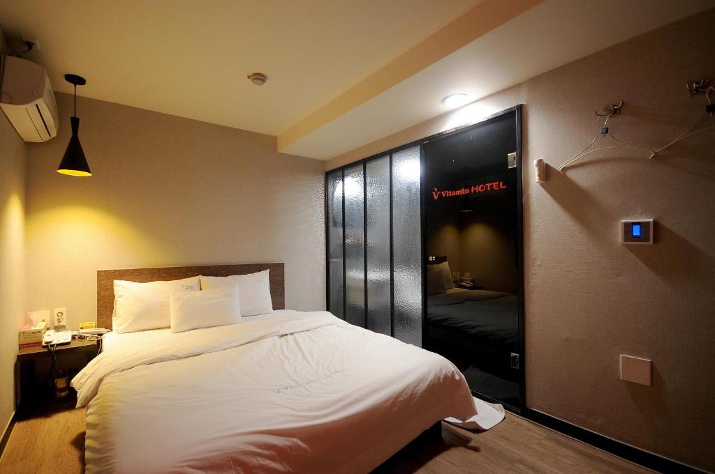 Postel nebo postele na pokoji v ubytování Vitamin Hotel
