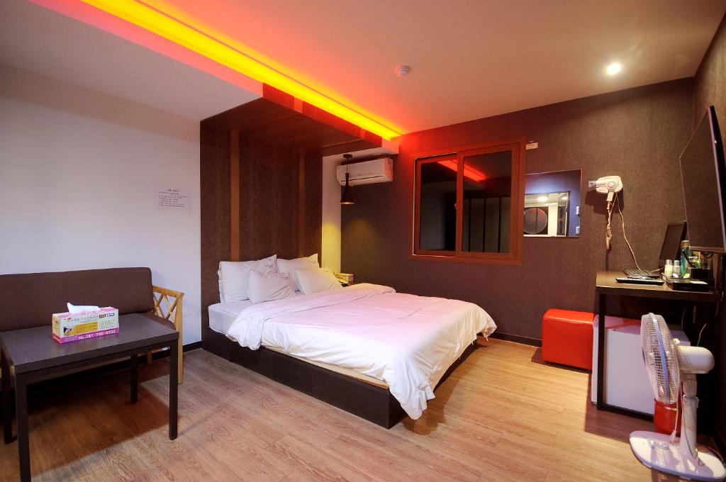 Postel nebo postele na pokoji v ubytování Vitamin Hotel