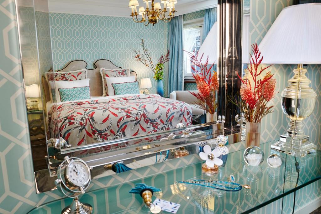 - une chambre avec un lit et un grand miroir dans l'établissement Hotel Estheréa, à Amsterdam