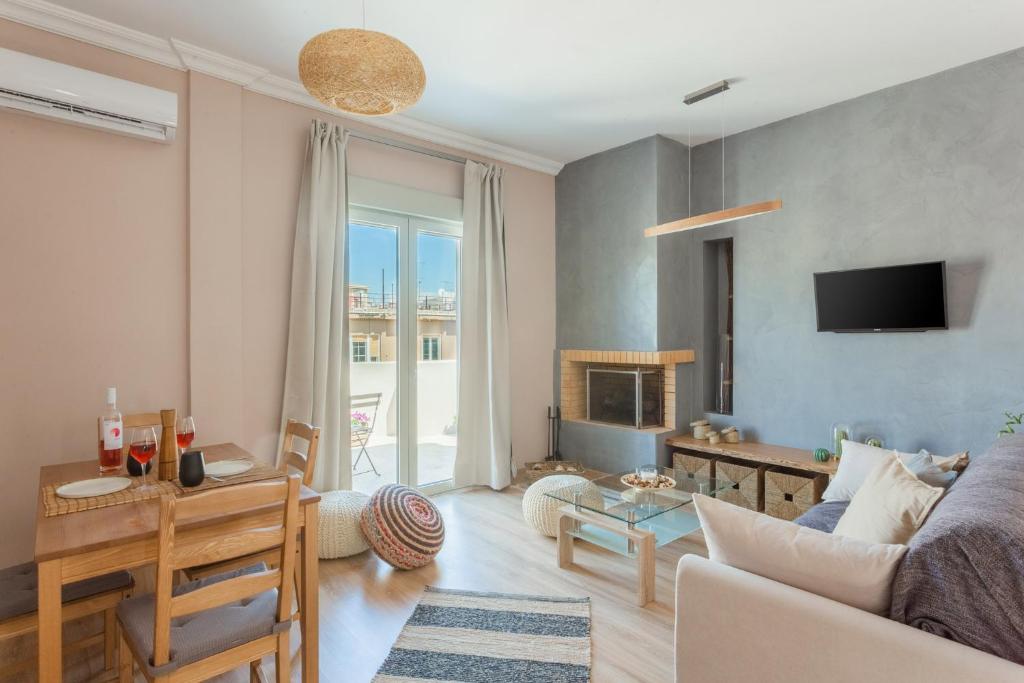 sala de estar con sofá y mesa en 100m2 Luxury Apartment in the Heart of Athens - Living Stone Emerald en Athens