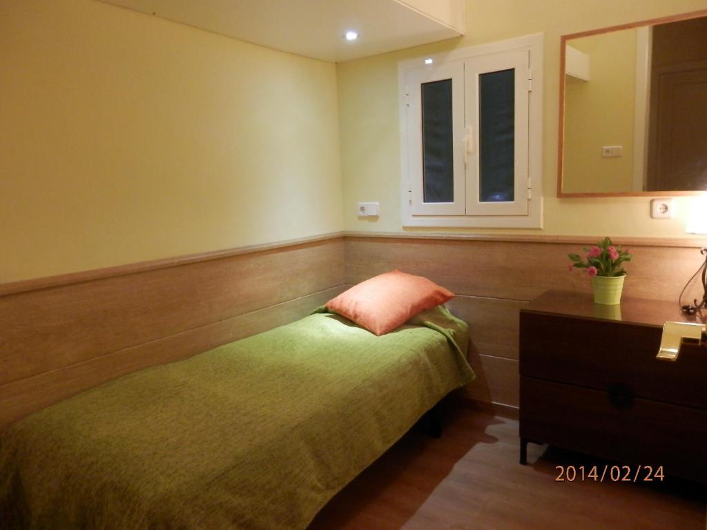 Postel nebo postele na pokoji v ubytování Barcelona Central Garden Hostal