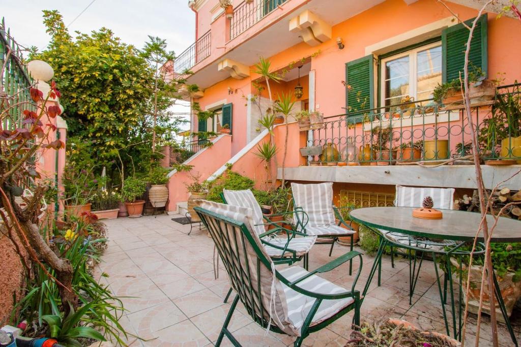 une terrasse avec une table et des chaises devant un bâtiment dans l'établissement ELENI'S TRADITIONAL HOUSE IN AGRAFI, à Agrafoí