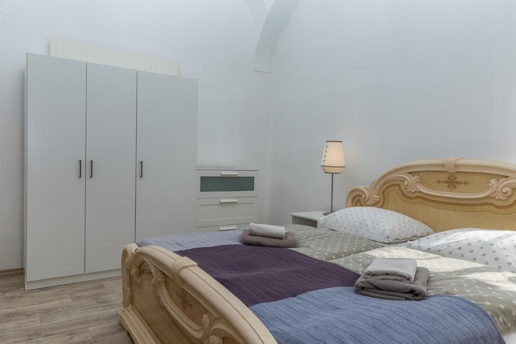 ein Schlafzimmer mit 2 Betten und Handtüchern darauf in der Unterkunft Hotel Richmond Teplice in Teplice