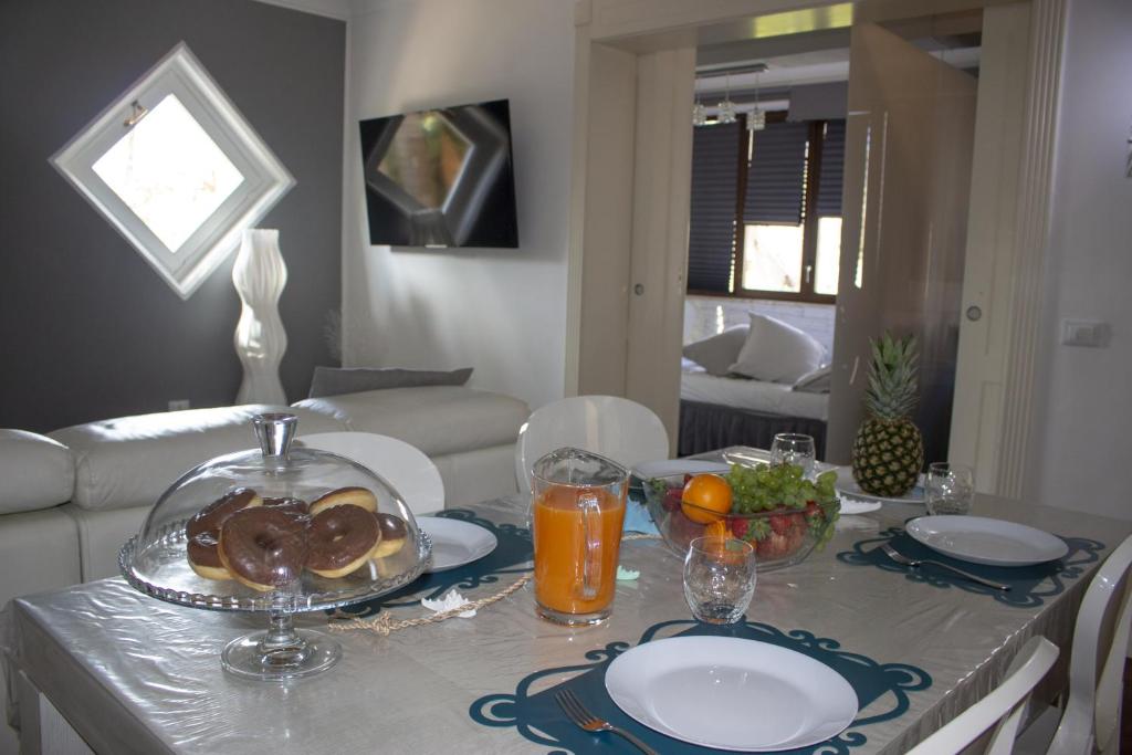 un tavolo con un piatto di cibo sopra di Villa Degli Ulivi a Mondello