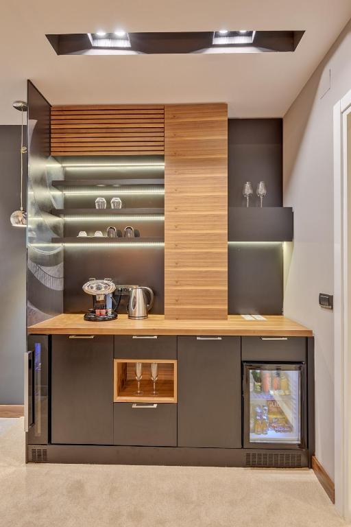 Kuchyň nebo kuchyňský kout v ubytování Black Pearl Luxury Suites