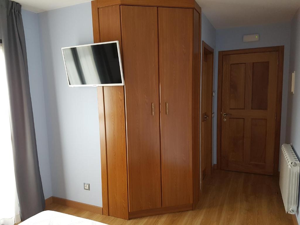 Televízia a/alebo spoločenská miestnosť v ubytovaní HOSTAL CAMELOT