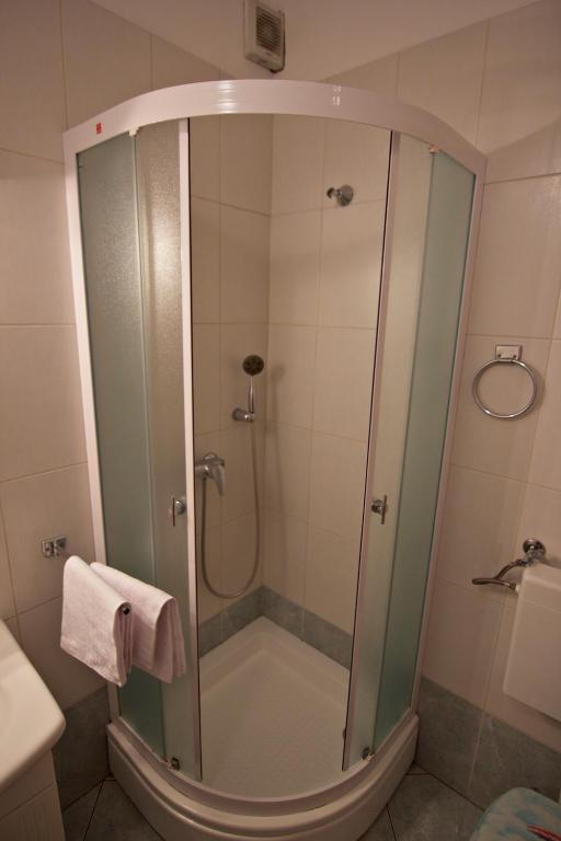 Kúpeľňa v ubytovaní Apartmani Loreta