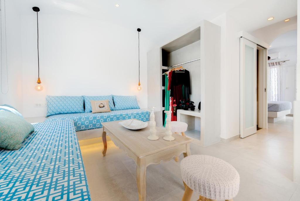 TV a/nebo společenská místnost v ubytování Emerald Collection Suites