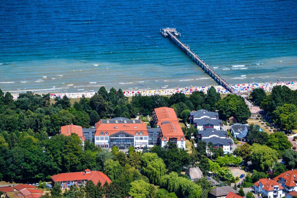 eine Luftansicht auf einen Strand mit Kran in der Unterkunft Seehotel Grossherzog von Mecklenburg in Boltenhagen