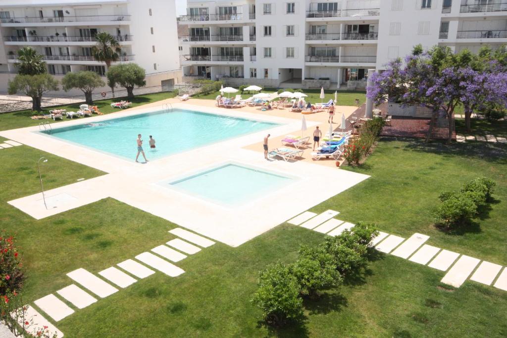 einen Blick über einen Pool im Hof in der Unterkunft Veleiro in Lagos