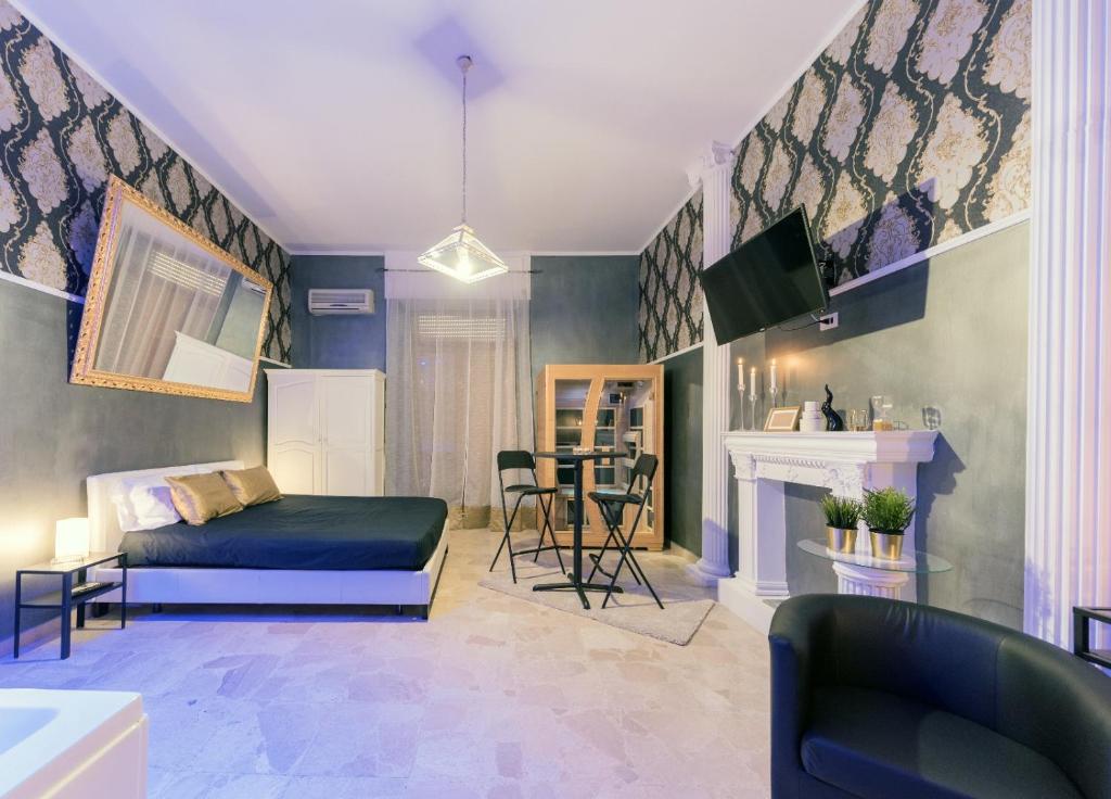 sypialnia z łóżkiem i salon w obiekcie "Napoli in Spa" w mieście Napoli