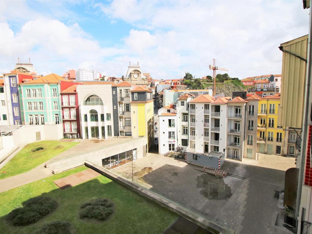 - une vue sur une ville avec des bâtiments dans l'établissement ALIADOS by YoursPorto, à Porto