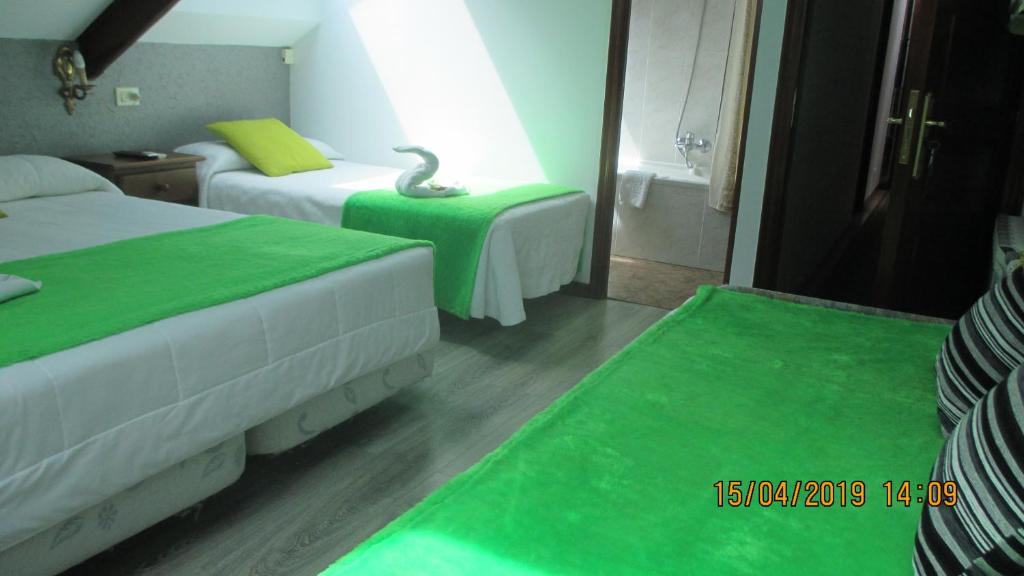 Postel nebo postele na pokoji v ubytování Hotel Playa Samil Vigo