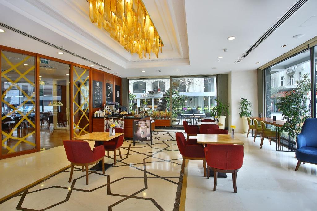 A seating area at The Parma Hotel & Spa Taksim