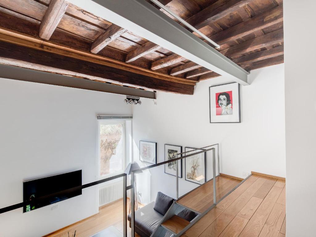 Televízia a/alebo spoločenská miestnosť v ubytovaní Loft in Trastevere